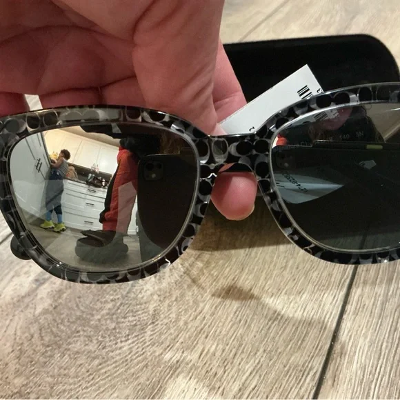 New with hard case COACH black sunglasses with grey pearl  display picture 2